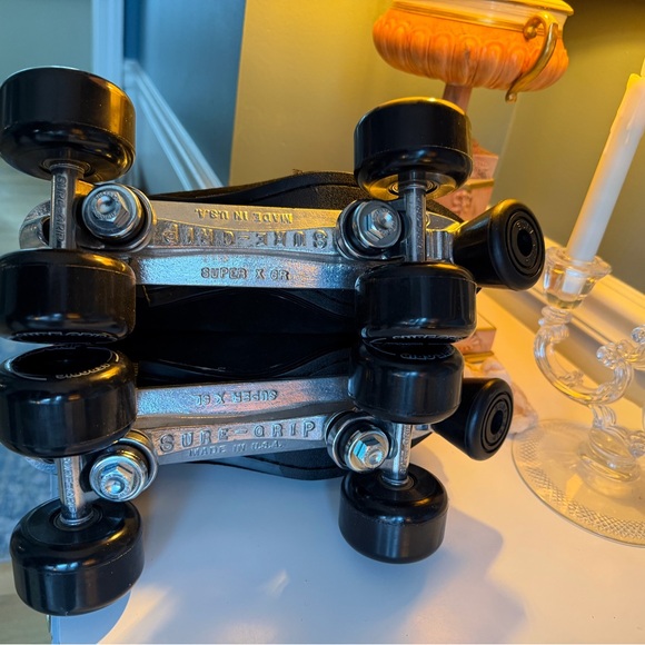 Black Suede Roller Skates - Picture 6 of 8